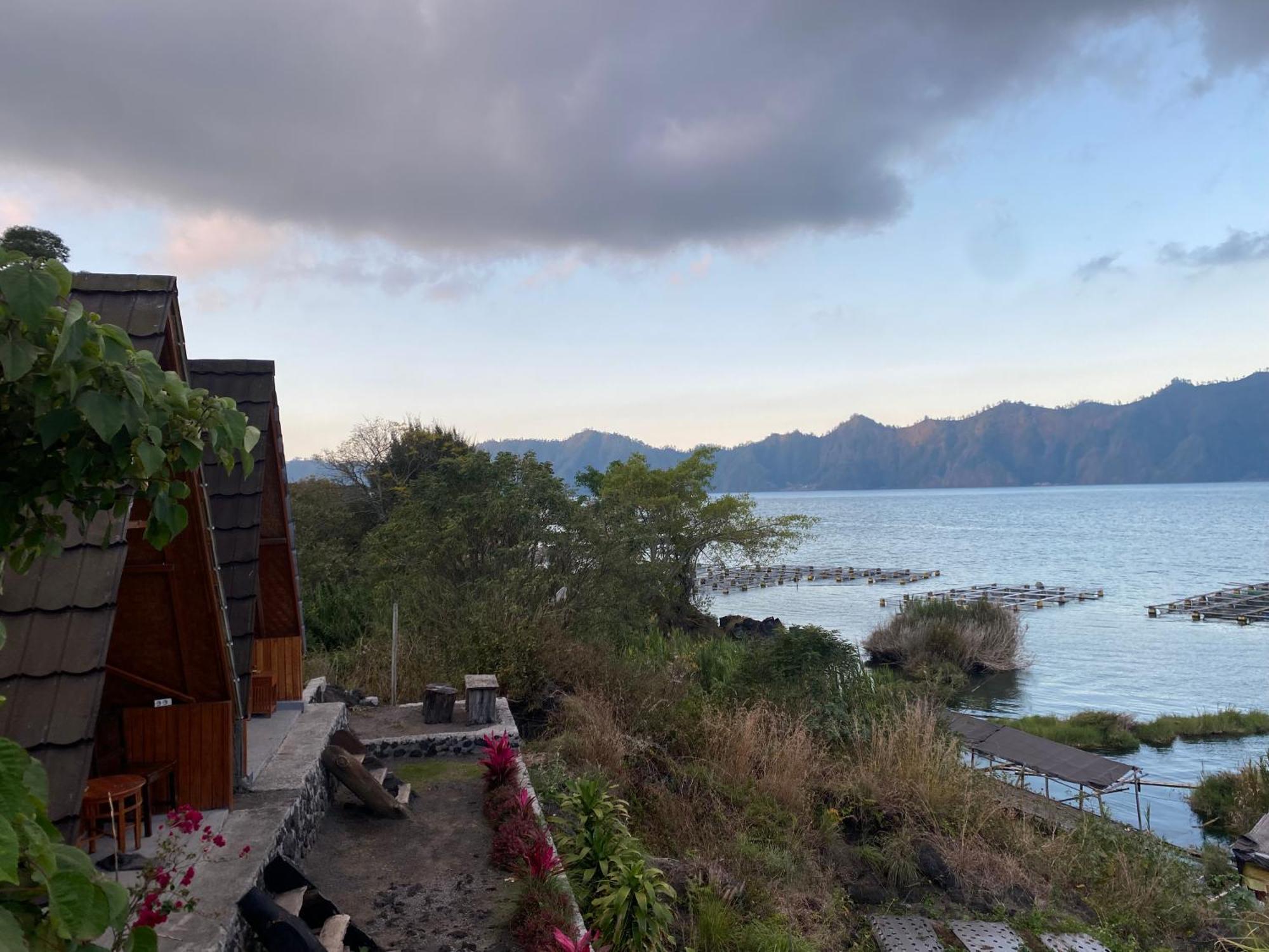 D' Tepi Danau Glamping Luxury tent