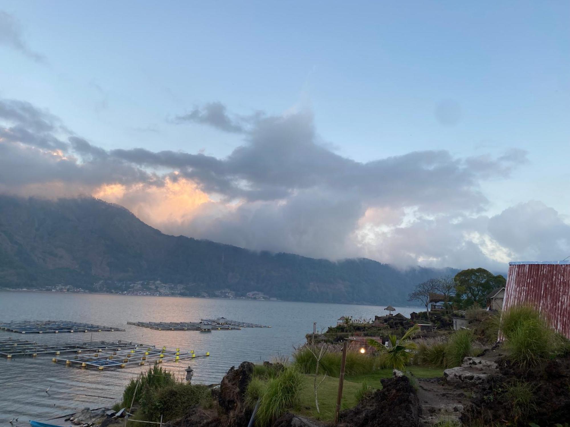 D' Tepi Danau Glamping